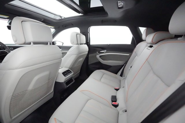 2022 Audi e-tron — photo 18 of 20