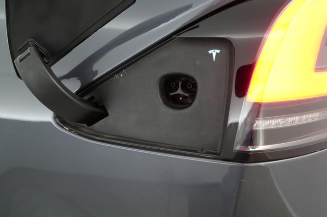 2022 Tesla Model X — photo 8 of 29