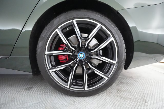 2022 BMW i4 — photo 17 of 20