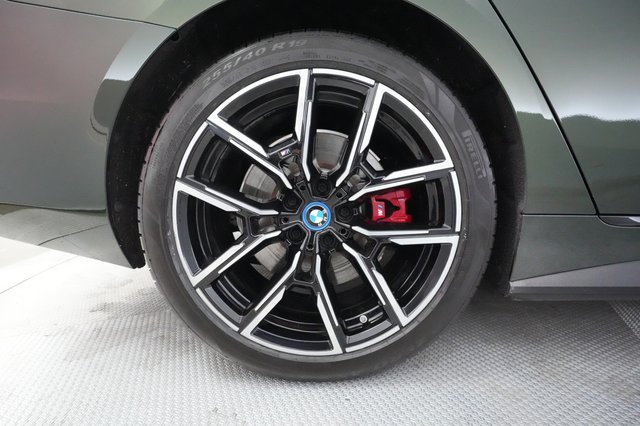 2022 BMW i4 — photo 16 of 20