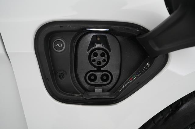 2020 Porsche Taycan — photo 8 of 22
