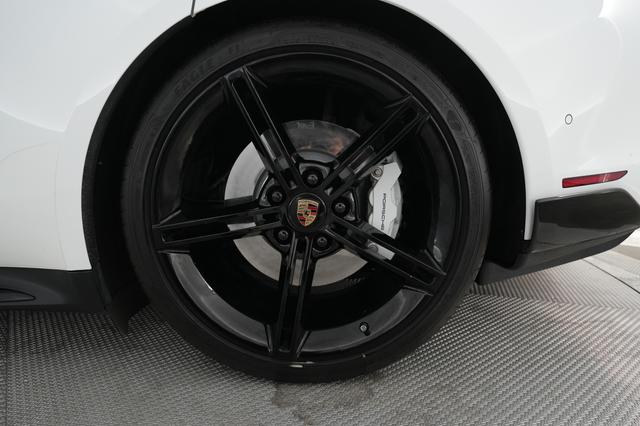 2020 Porsche Taycan — photo 7 of 22