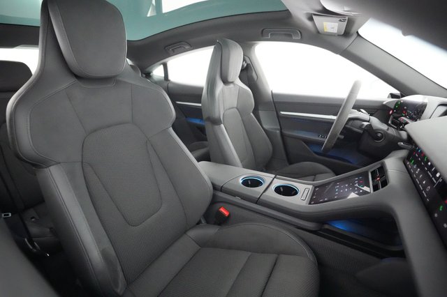 2020 Porsche Taycan — photo 18 of 22