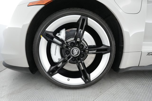 2021 Porsche Taycan — photo 11 of 23