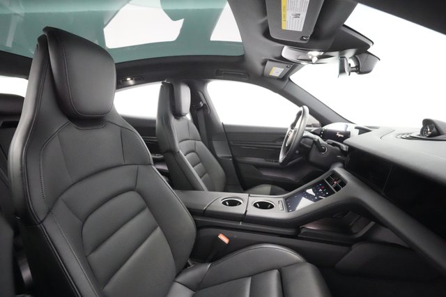 2021 Porsche Taycan — photo 17 of 23