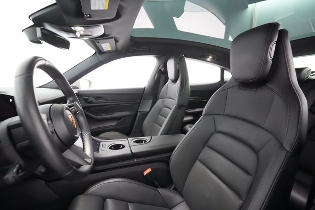2021 Porsche Taycan — photo 15 of 23