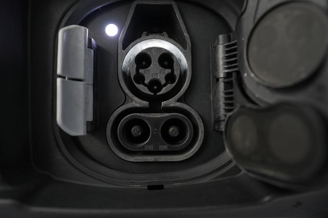 2023 BMW i4 — photo 8 of 21
