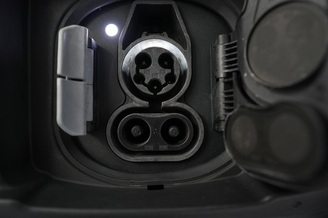 2023 BMW i4 — photo 8 of 21