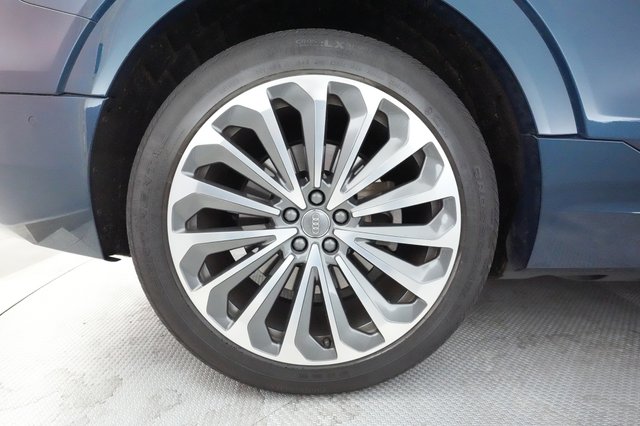 2019 Audi e-tron — photo 14 of 25