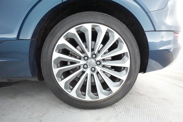 2019 Audi e-tron — photo 12 of 25