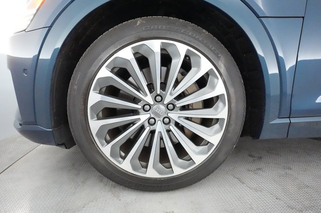 2019 Audi e-tron — photo 11 of 25