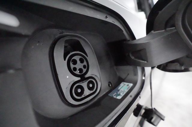 2023 Volkswagen ID.4 — photo 8 of 21