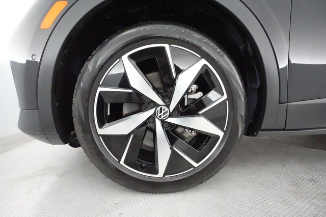 2023 Volkswagen ID.4 — photo 17 of 21