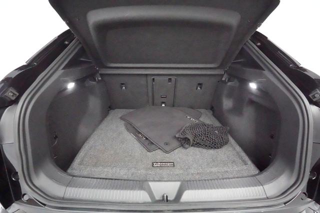 2023 Volkswagen ID.4 — photo 6 of 21