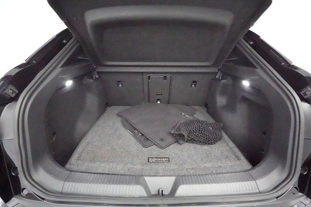2023 Volkswagen ID.4 — photo 6 of 21