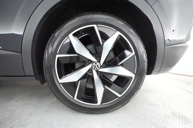 2023 Volkswagen ID.4 — photo 7 of 21