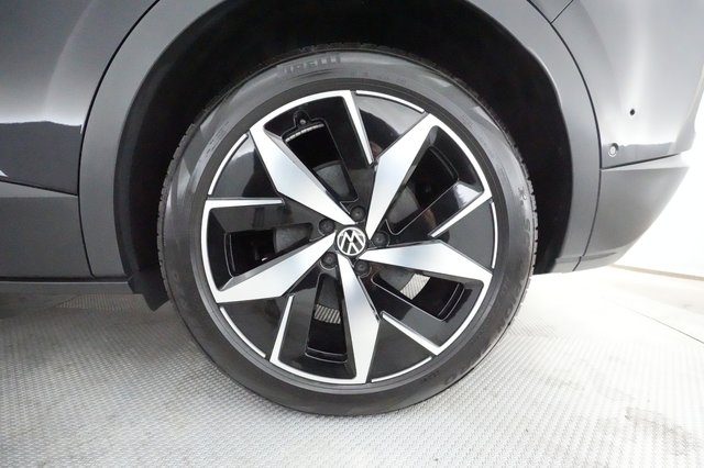 2023 Volkswagen ID.4 — photo 7 of 21