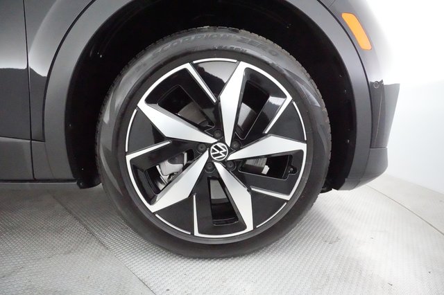 2023 Volkswagen ID.4 — photo 16 of 21