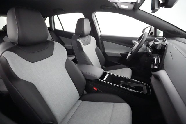 2023 Volkswagen ID.4 — photo 18 of 20