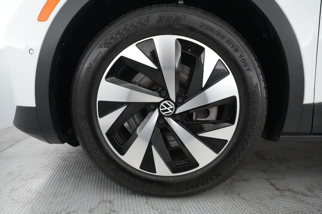 2023 Volkswagen ID.4 — photo 7 of 20