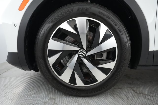 2023 Volkswagen ID.4 — photo 7 of 20