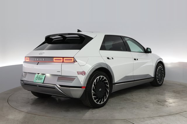 2022 Hyundai IONIQ 5 — photo 2 of 22