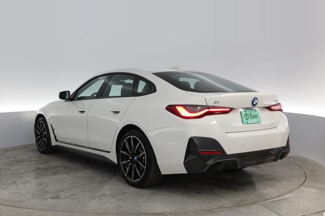 2022 BMW i4 — photo 9 of 20