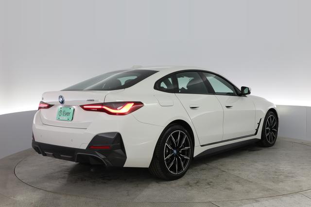 2022 BMW i4 — photo 2 of 20