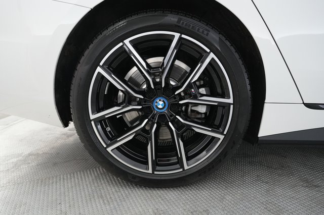 2022 BMW i4 — photo 17 of 20