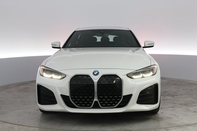 2022 BMW i4 — photo 13 of 20