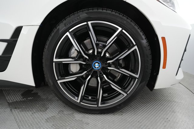 2022 BMW i4 — photo 16 of 20