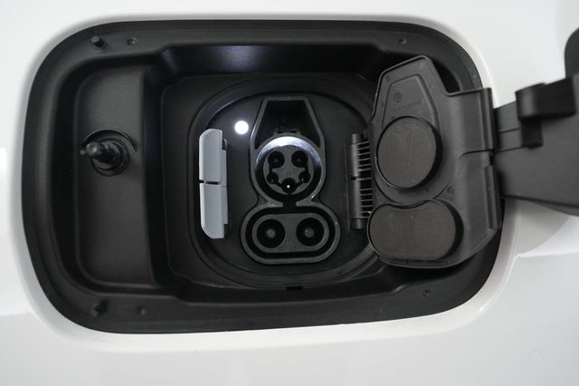 2022 BMW i4 — photo 8 of 20