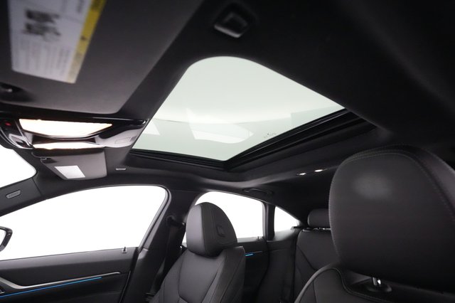 2022 BMW i4 — photo 18 of 20