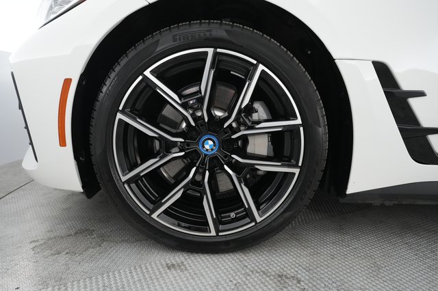 2022 BMW i4 — photo 15 of 20