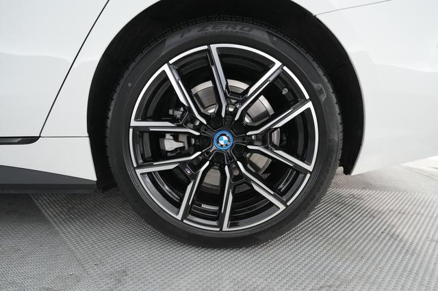 2022 BMW i4 — photo 7 of 20