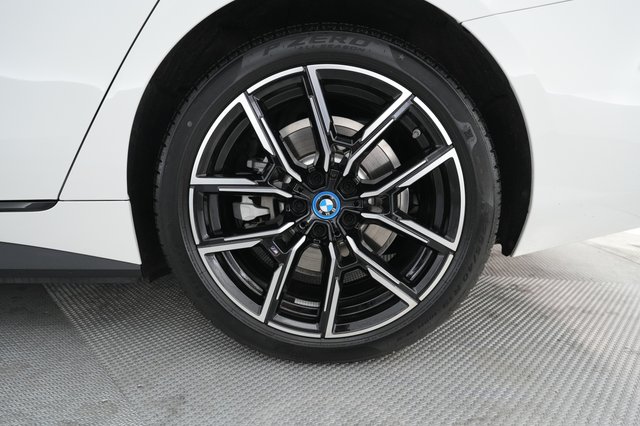 2022 BMW i4 — photo 7 of 20