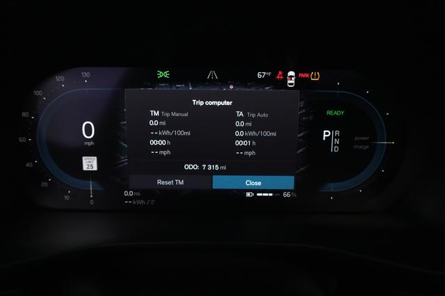 2023 Volvo XC40 Recharge — photo 4 of 21