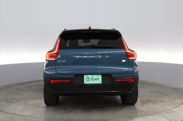 2023 Volvo XC40 Recharge — photo 8 of 21