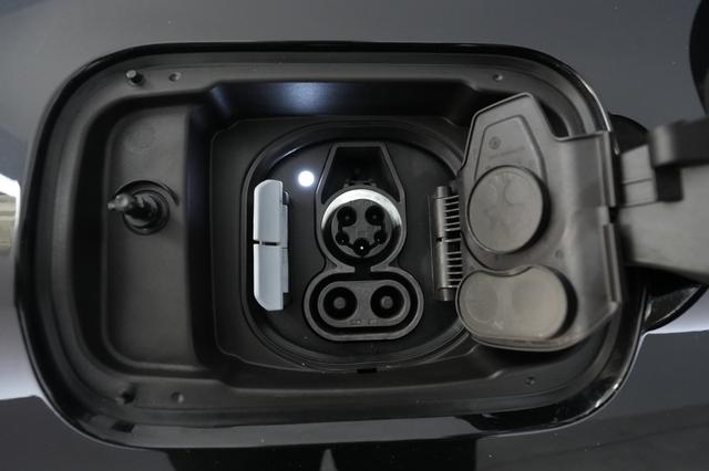 2023 BMW i4 — photo 8 of 21