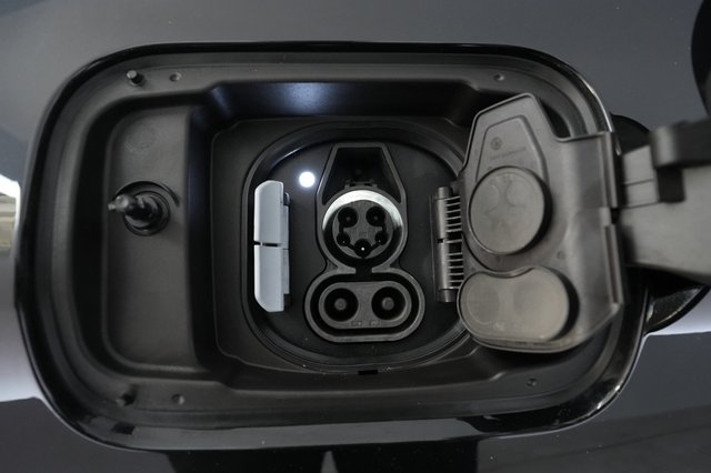 2023 BMW i4 — photo 8 of 21