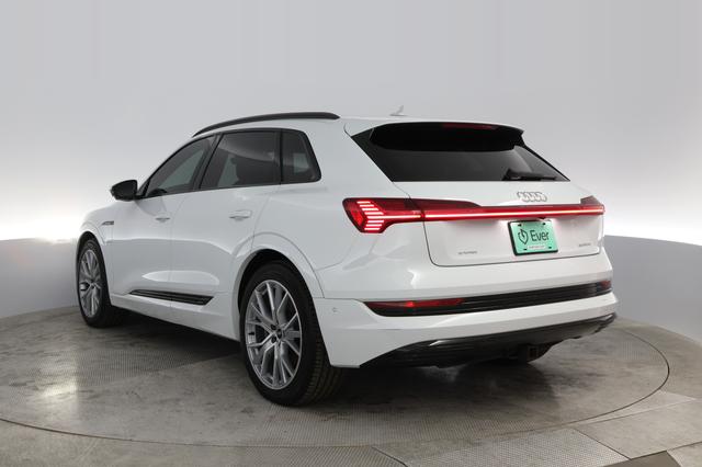 2021 Audi e-tron — photo 9 of 20