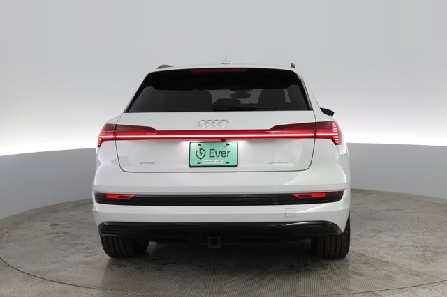 2021 Audi e-tron — photo 14 of 20