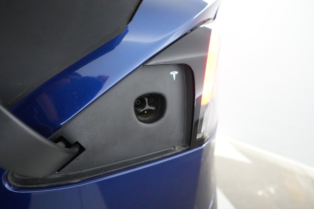2022 Tesla Model X — photo 8 of 22