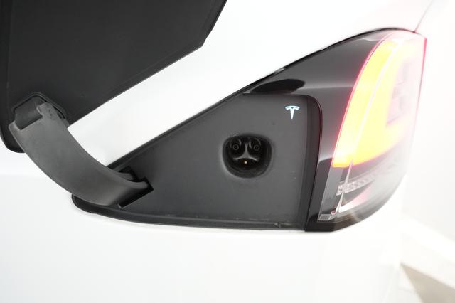 2022 Tesla Model X — photo 8 of 27