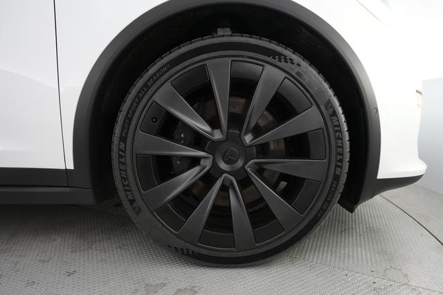 2022 Tesla Model X — photo 7 of 27