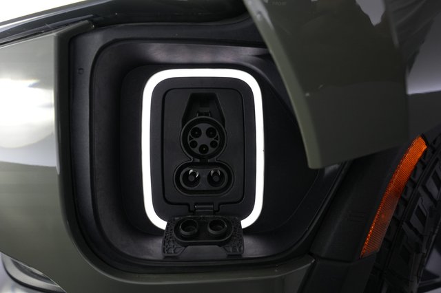 2022 Rivian R1T — photo 19 of 24