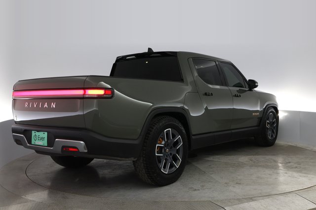2022 Rivian R1T — photo 2 of 24