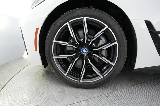 2022 BMW i4 — photo 7 of 21