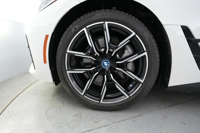 2022 BMW i4 — photo 7 of 21