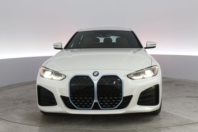 2022 BMW i4 — photo 13 of 21